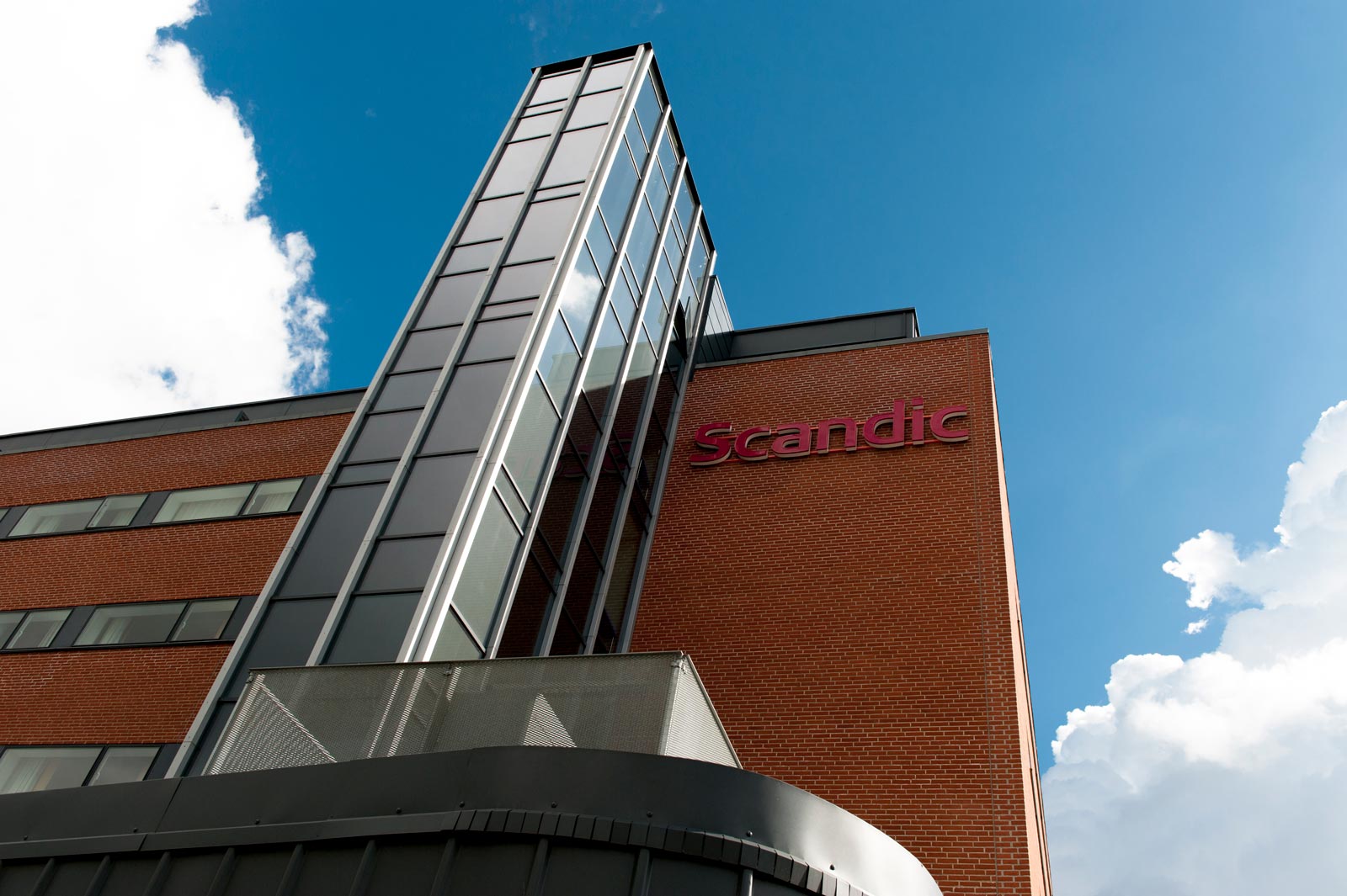 Hotel Scandic - Sydhavnen - Diskret hoteltilbygning i Sydhavnen med elegante facadefinesser